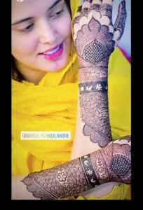 kanwal Aftab displaying her mehandi in yellow mayon dress