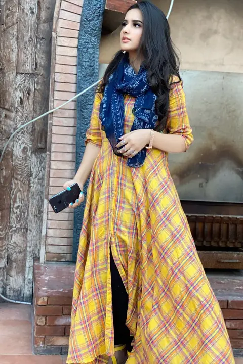 Alishba Anjum wearing yellow shirt, blue scarf and ferozi nail polish