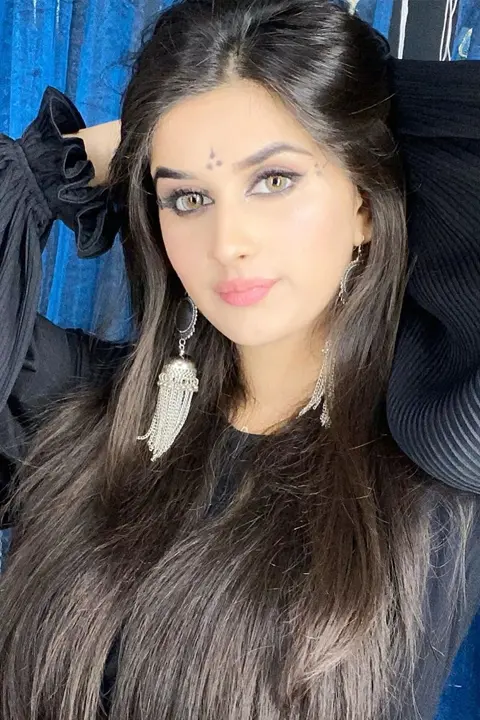 Alishba Anjum wearing black shirt.