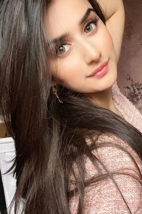 Alishba Anjum wearing pink lipstick and peach top