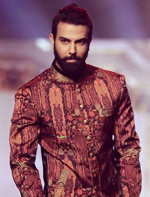 Noor Hassan is dulha (groom) suit with heavy beard. He is looking incredibly hot.