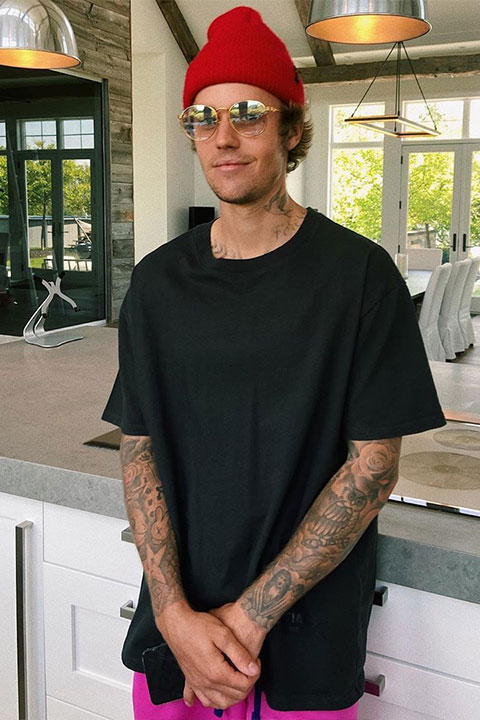 Justin Bieber is looking beautiful by wearing glasses and black shirt