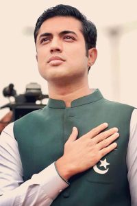 Iqrar Ul Hassan in green vase coat and showing respect for pakistan