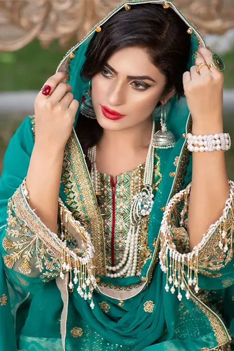 Maira shah in green dress and red lipstick