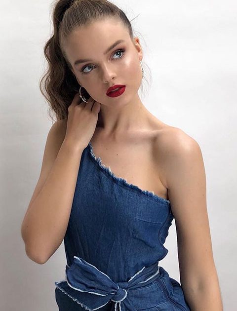 Anna Zak is looking gorgeous in blue dress and ponytail.