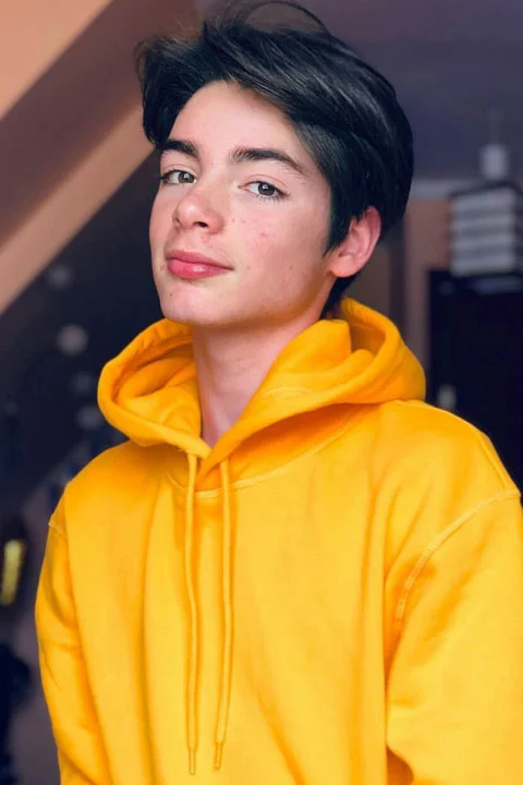 Itay Vargas wear a yellow hoodie.