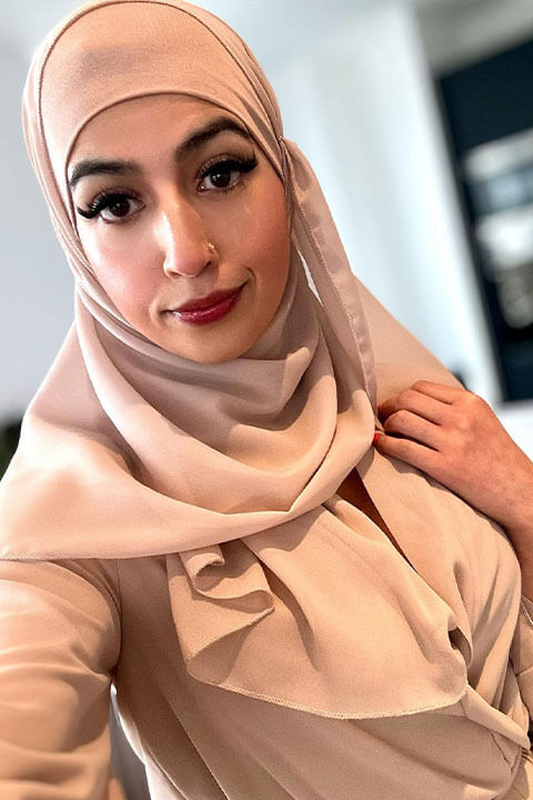 Aaliyah Yasin selfie in a beige hijab